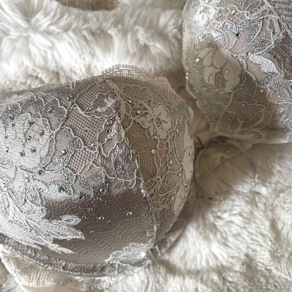 Victoria Secret Plunge push up bra - Picture 2 of 3